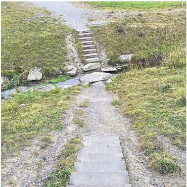 Es ist endlich vollbracht - Vorher und nachher: Die alte Situation beim Büelisacherkanal war sehr gefährlich. Bilder: zg