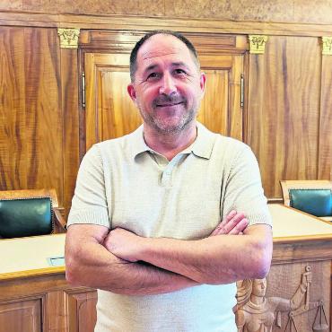 «Mensch bleibt Mensch» - Peter Thurnherr im Gerichtssaal im Bremgarter Rathaus. Hier hat er im vergangenen Vierteljahrhundert unzählige Urteile gefällt. Bild: huy