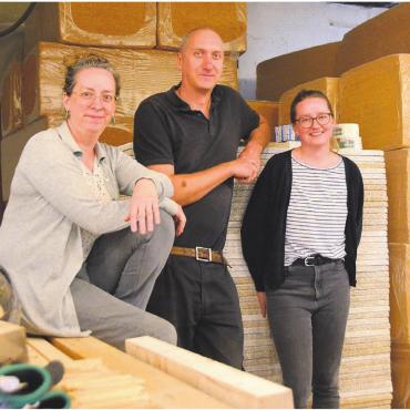 Nächster Meilenstein erreicht - Sieht nach Baustelle aus, ist es auch, von links: Regula Marthaler, Jan Illing und Lea Küng. Bilder: Annemarie Keusch / zg
