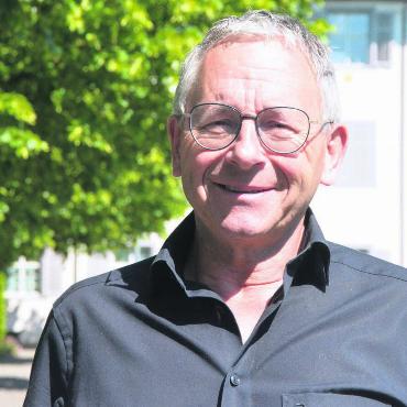 Quer durch die ganze Bevölkerung - Eigentlich ist er kein Fussballer, aber sehr eng mit dem Verein verbunden. Aktuell präsidiert Josef Etterlin das OK, das die Jubiläumsfeierlichkeiten auf die Beine stellt. Bild: Annemarie Keusch