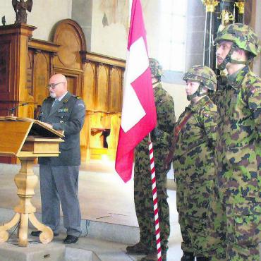 Präsenz in schwierigen Zeiten - Schulkommandant Oberst Daniel Wegrampf sprach zu den Brevetierten. Bild: Alphonse Hauser