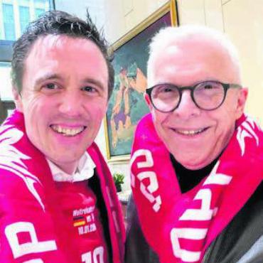 Diese Klatsche tut sehr weh - Zwei Freiämter Sportgrössen vor dem Spiel der Nati: SHV-Präsident Pascal Jenny aus Wohlen (links) und der Murianer Hans-Peter Strebel, Präsident des EV Zug, der in Düsseldorf Geburtstag feierte. Bild: zg