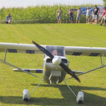 Schlepper im Hochbetrieb - Bereit für den Start – einer von insgesamt gegen 100 Schleppflügen, die am Wochenende in Isenbergschwil durchgeführt wurden. Bilder: Thomas Stöckli