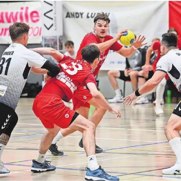 Heisser Tanz erwartet - Auf die Murianer wartet ein harter Gegner. Noel Angehrn (am Ball) und Mirco Külling (am Kreis) wollen dagegenhalten. Bild: tvm