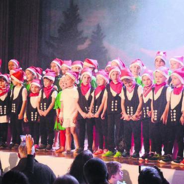 Unterwegs mit dem Samichlaus - Sogar eine Gesangseinlage gab es an der diesjährigen Turnershow: Begleitet von den Jugi-Kindern sang der Samichlaus ein Weihnachtslied. Bilder: Chregi Hansen