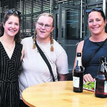 Neues Format feiert vollen Erfolg - Gabriela Huber begleitet Tochter Luana Bonetti (von links), daneben Freundin Anina Jeker und Wichtelburg-Chefin Gabi Baumann sowie Ausbildnerin Barbara Nietlispach.