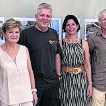 Das «Herz» ersetzt - Sie freuen sich über die neue Trafostation (v. l.): Frau Gemeindeammann Renate Ballmer, Josef Seiler, Ruth Seiler, Iwan Hoppler, Andrea Stutz, Roger Kohler und Elektra-Fi-Gö-Präsident Bruno Hunkeler. Bild: zg