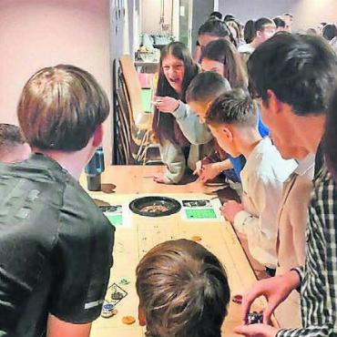 Es ist immer etwas los - Beim Casinoabend werden fleissig Chips für die Wochenwertung gesammelt. Bild: zg