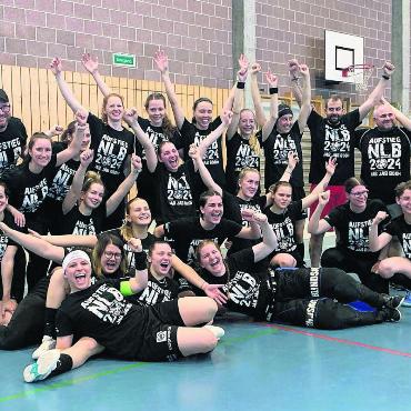 Zwischen Party und neuen Aufgaben - Sie haben allen Grund zu feiern. Die Frauen des UHC Bremgarten gewinnen auswärts beim Nationalliga-B-Team Zulgtal Eagles mit 4:3 nach Verlängerung. Damit geht die Play-off-Serie mit 3:1 an die Bremgarterinnen, die dadurch aufsteigen. Bild: zg