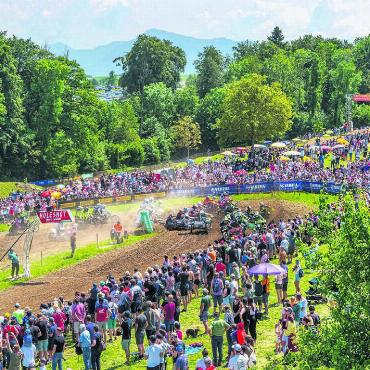 Hoch hinaus - Die Seitenwagen-Rennen sind sehr beliebt in Muri und deshalb ein grosser Publikumsmagnet. 
Bild: Simon Huwiler