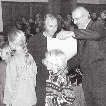 Weihnachtskonzert mit besonderem Highlight - Christian Müller (rechts), Gemeinderat und Präsident der Kulturkommission, überreicht den ersten Wohler Kulturpreis an Adrian Heimgartner. Bild: Archiv