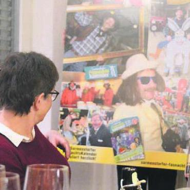 Lieber hinter als auf der Bühne - Zur «Söiblootere» gibt es jeweils ein Plakat mit Szenen aus dem Fasnachtsleben, die bei Pius Wey und seiner Frau Dorothea viele Erinnerungen wecken.