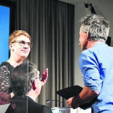 Tief beeindruckt von der Leistung - Barbara Strebel ist seit 25 aktive Musikerin und wurde ebenfalls geehrt.