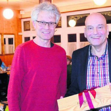 Das Jubiläum würdig feiern - Gewerbevereins-Präsident Roger Cébe (rechts) verabschiedet Jörg Hagenbuch. Seine Nachfolge ist noch offen. Bild: Thomas Stöckli
