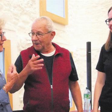 Vielseitiges Talent am Werk - Erstes Buch präsentiert: Die Organisatorinnen Lilo Veraguth (links) und Melanie Müller tauschen sich mit Autor Urs Habegger aus. Bild: Bernadette Oswald