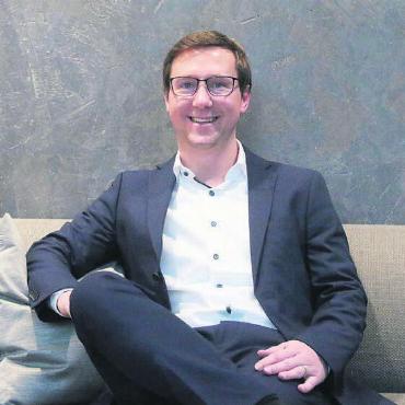 Ein Leben für den Turnsport - Seit 17 Jahren arbeitet er bei der Raiffeisenbank in Wohlen. Nach Familie und Beruf ist der Sport für ihn das Wichtigste. Bilder: Josip Lasic, zg