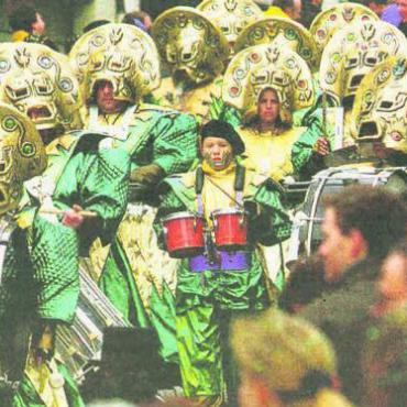 Totale Narrenlawine donnert zu Tale - Am Bremgarter Umzug spielen die «Hirsche-Gruftis» aus Wohlen. Bild: Archiv