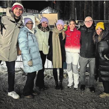 Erleichterung und Vorfreude - Ein Erinnerungsfoto der Hasler-Fans nach dem 5. Rang im Olympia-Rennen. Von links: Bryan Hasler, Julia Hasler, Alexandra Felder, Jessica Felder, Melanie Hasler, Jürg Hasler und Chabeli Högger. Bilder: Stefan Sprenger