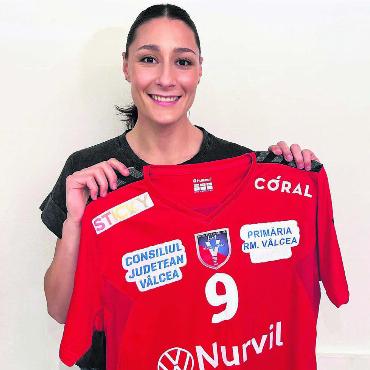 Neues und aufregendes Kapitel - Daphne Gautschi präsentiert ihr neues Trikot ihres Teams in Rumänien. Bild: pd