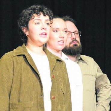 Auf der grossen Suche - Wütend und manchmal apathisch sehen Anna I (Julia Frischknecht, vorne) und Anna II (Selina Sigrist) ihrer Zukunft entgegen. Im Nacken sitzen dabei nicht nur die Eltern, sondern auch der Bruder (Arion Rudari). Bilder: Celeste Blanc