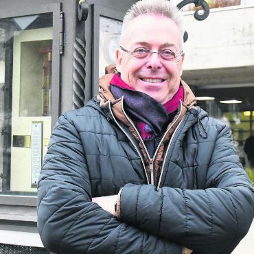 «Wir sind Diener der Demokratie» - Einwohnerratspräsident Marc Läuffer beim Wetterhäuschen vor dem Gemeindehaus: Das zweite Präsidentenjahr wird den Abschluss seiner Politkarriere darstellen. Bild: Daniel Marti