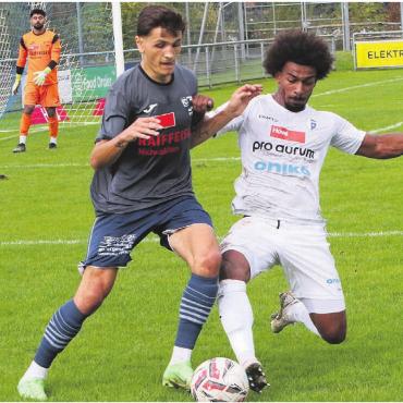 Der Facettenreiche - Noah Lüscher-Boakye (rechts) im Spiel gegen Buochs. Er kämpft sich nach der Verletzung langsam ins Team zurück. Nur der Torerfolg fehlt noch.
Bilder: Josip Lasic, zg