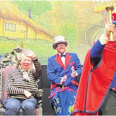 Fröhlich und gesund - Da kommen Freude und Stolz auf: Der frisch inthronisierte Ehrenkammerer Orest Dr. Biehle «de Gsundmacher» (rechts) mit seiner Frau Ursula.
Bilder: Walter Minder