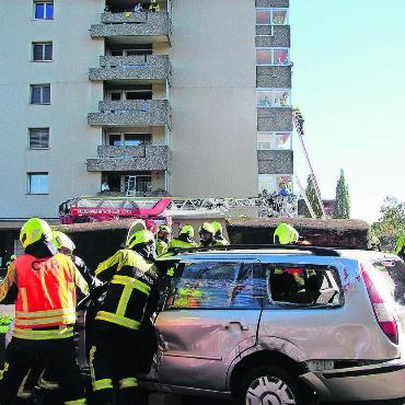 Zeigen, was man drauf hat - Letztes Jahr fand die Hauptübung der Feuerwehr Wohlen in der Partnergemeinde Dottikon statt. Diesmal bleibt man quasi zu Hause – und lädt ins eigene Feuerwehrlokal ein. Bild: Archiv