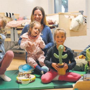 Den grössten Traum erfüllt - Die ganze Familie zusammen – in Avas Zimmer, das geht seit dem Umbau, von links: Emma, Ava, Rebekka, Lia und Jonny Loosli und Martin Zweifel. Bild: Annemarie Keusch