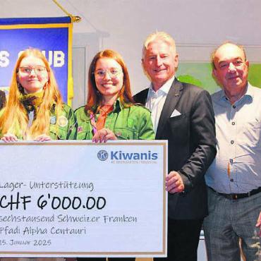 «Jetzt ist doch ein Lager möglich» - Der Kiwanis Club Bremgarten/Reusstal übergibt 6000 Franken an die regionale Pfadi Alpha Centauri. V. l.: René Willi, KC-Präsident, Jana Boge (Pfadi), Anina Rüttimann (Pfadi), Patrick Fischer, Walter Stäger und Claudio Müller (Elternrat Pfadi). Bild: sab