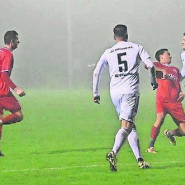 Das neblige Wunder bleibt knapp aus - Fussball, Aargauer Cup: Der FC Niederwil verliert nach hartem Kampf gegen 2.-Liga-Leader Klingnau mit 3:4 (1:1)