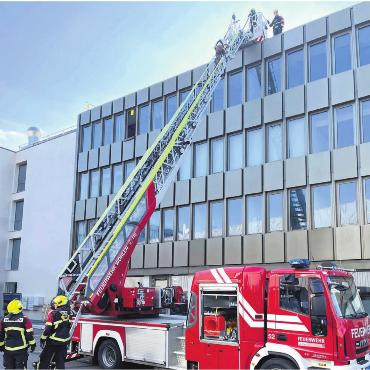 Für den Ernstfall gerüstet - Dachrettungen ohne Rettungskorb sind mit der Autodrehleiter ebenfalls möglich. Bilder: Walter Minder