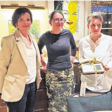 Vitamin C für einen guten Zweck - Feierliche Spendenübergabe in Bremgarten (von links): Andrea Saxer (SI Bremgarten-Freiamt), Manuela Luzio (SI Bremgarten-Freiamt), Susanne Muth (Die Dargebotene Hand). Bild: zg
