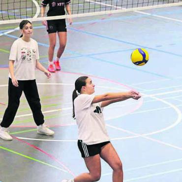 Zum Sieg eine Überraschung - Diese Schülerin gibt eine Kostprobe ihrer volleyballerischen Fähigkeiten.
