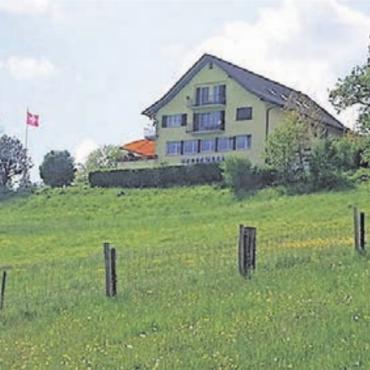 Eine kulinarische Oase im Grünen - An aussichtsreicher Lage: das kulinarische Bijou Restaurant Herrenberg. Bilder: zg