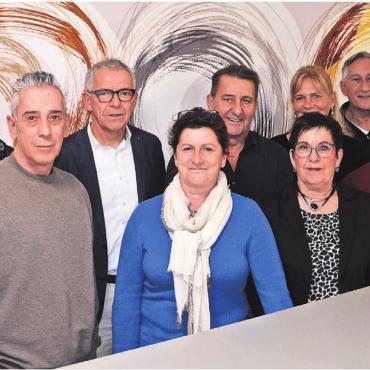 Gemeinsam Grosses erschaffen - Die Macher des nächsten Theaterspektakels «Der Kruggeist von Gnadenthal» in Niederwil: (v. l.): Thomas Schärer, Beat Moos, Peter Stenz, Aranka Huber, Wädi Koch, Marlis Töngi, hinter ihr Brigitte Koch-Sommer, Felix Kaspar, Guido Hufschmid und Andreas Grossmann. Bild: Sabrina Salm