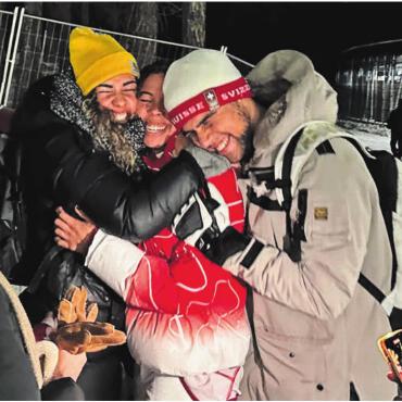 Erleichterung und Vorfreude - Ein intensives Wiedersehen nach dem Rennen: Chabeli, Melanie und Bryan Hasler.