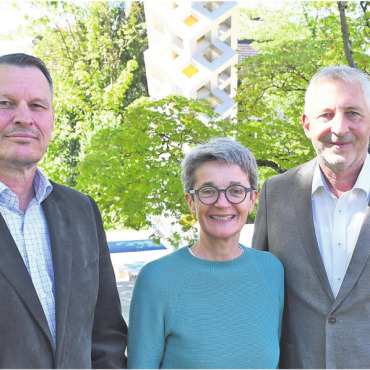 «Darauf lässt sich gut auf bauen» - Sind mit der präsentierten Rechnung zufrieden (v. l.): Gemeindeammann Roland Vogt, Gemeinderätin und Finanzministerin Claudia Hauri und Thomas Laube, Steueramtsvorsteher und Geschäftsleiter-Stellvertreter. Bild: Daniel Marti