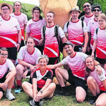 Hervorragende Leistung - Die Sportlerinnen und Sportler des BSC Wohlen-Lenzburg freuen sich mit ihren Leitern über die guten Leitungen. Bild: zg