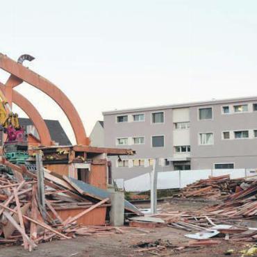 Wohnraum anstelle alter Fabrik - Der Abbruch ist fast abgeschlossen – Holz, Beton und Backstein mittlerweile grösstenteils abtransportiert.