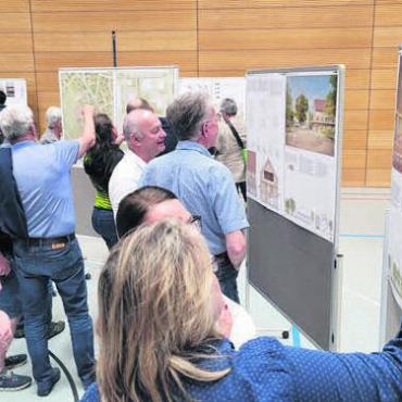 Quasi ein Park als Zugabe - Die aufgehängten Pläne und ausgestellten Modelle wurden nach der Präsentation ganz genau studiert und intensiv diskutiert. Bild: chh