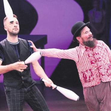 Monti hebt zum Jubiläum ab - Jongleur Mario Muntwyler und der witzige Mika Formunen (aus Finnland). Bilder: Stefan Sprenger