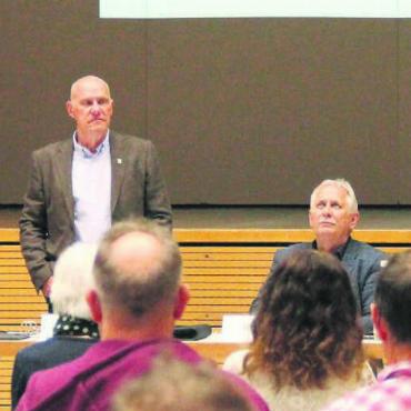 Das Potenzial ist gross - Sie geben bei der anschiessenden Fragerunde souverän Auskunft (von links): Architekt Daniel Zehnder (Organisator des Architekturwettbewerbs), Gemeindeammann Norbert Ender und Architekt Urs Müller, der für die Gemeinde das Entwicklungspotenzial beurteilt hat. Bilder: pf