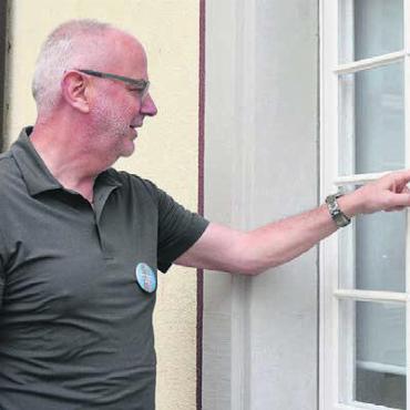 Möglichst zurück zum Original - Bruno Strebel zeigts: Die Sprossen müssen wieder aussen aufgesetzt werden.