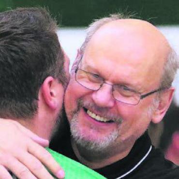 Das Spiel der grossen Abschiede - Bilder: Josip Lasic Mutschellen-Trainer Jan Sedlacek herzt Pascal Baur zum Abschied. Auch er geht.