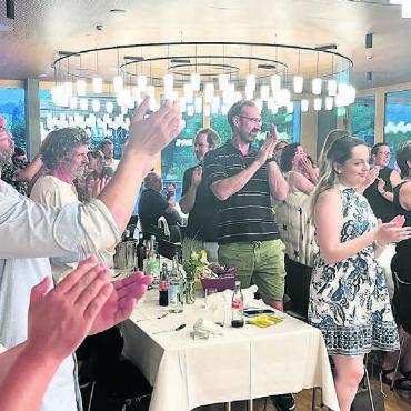 Schulbetrieb wie eine Sinfonie - Standing Ovations für getane und geleistete Arbeit ihrer Kolleginnen und Kollegen wie auch für die abtretende Gemeinderätin Ariane Gregor, die noch bis Ende Jahr für die Schule verantwortlich ist.