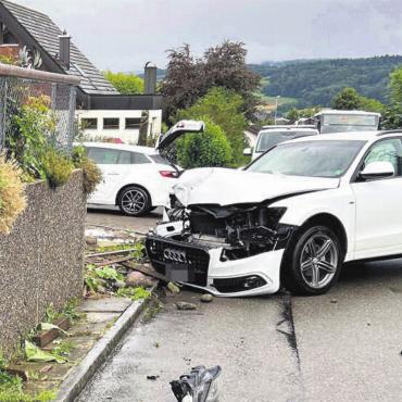 Gegen Mauer geprallt - Verletzt wurde niemand. Auto und Zaun wurden aber stark beschädigt. Bild: pz