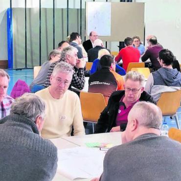 Über die Zukunft nachdenken - In fünf Gruppen wird an diesem Morgen intensiv über das Dorf Sarmenstorf und seine Stärken und Schwächen diskutiert. Bild: Chregi Hansen