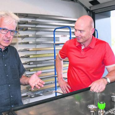 Ideale Lösung mit lauter Gewinnern - Eine ideale Partnerschaft: Unternehmer Raphael Schmid (links) ermöglicht mit dem Kauf des Werks 3 der Firma Oerlikon Metco, dass die Arbor Fluidtec AG weiter expandieren kann. Ganz zur Freude von Thomas Freund (rechts), Inhaber und Geschäftsleiter der Firma Arbor.
Bilder: Daniel Marti