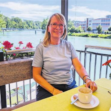 «Das Herz bleibt hier» - Karin Koch Wick hat ihre politischen Engagements auf den Kanton verlagert. Doch das lokale Geschehen in Bremgarten verfolgt sie nach wie vor mit grossem Interesse. Einen zweiten Anlauf Richtung Stadtrat schliesst sie nicht aus. Bild: Marco Huwyler